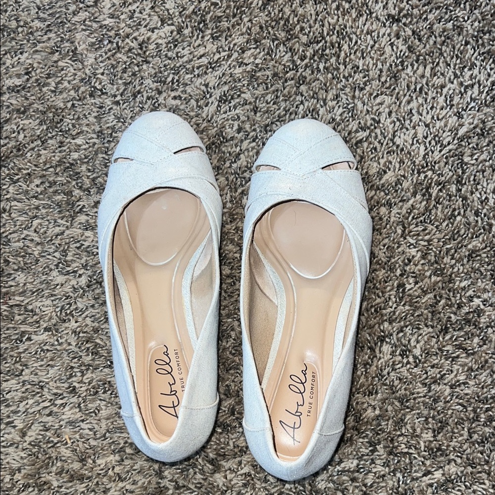 Abella Women's Cream Flats